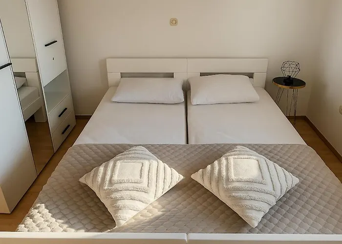 Melissa Two Bedroom With Balcony Макарська