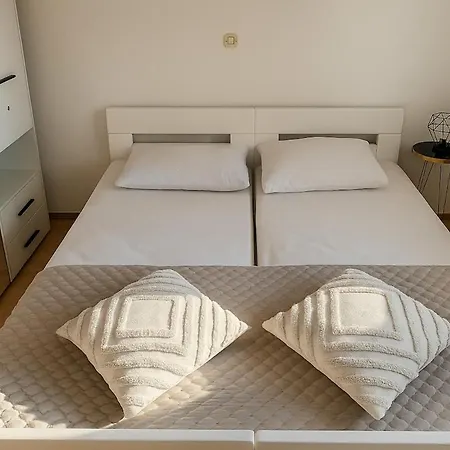 Melissa Two Bedroom With Balcony Макарська