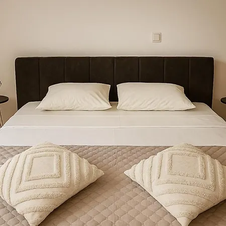 Melissa Two Bedroom With Balcony マカルスカ